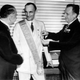 Imagen: Ford recibe la medalla a través de oficiales nazis. Rare Historical Photos